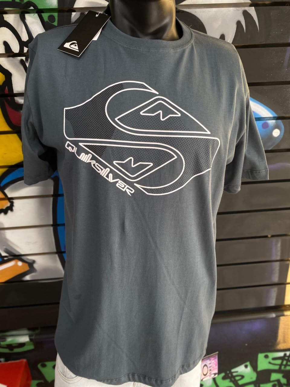 Camisa Cinza Chumbo com Logotipo Grande Quiksilver Branco