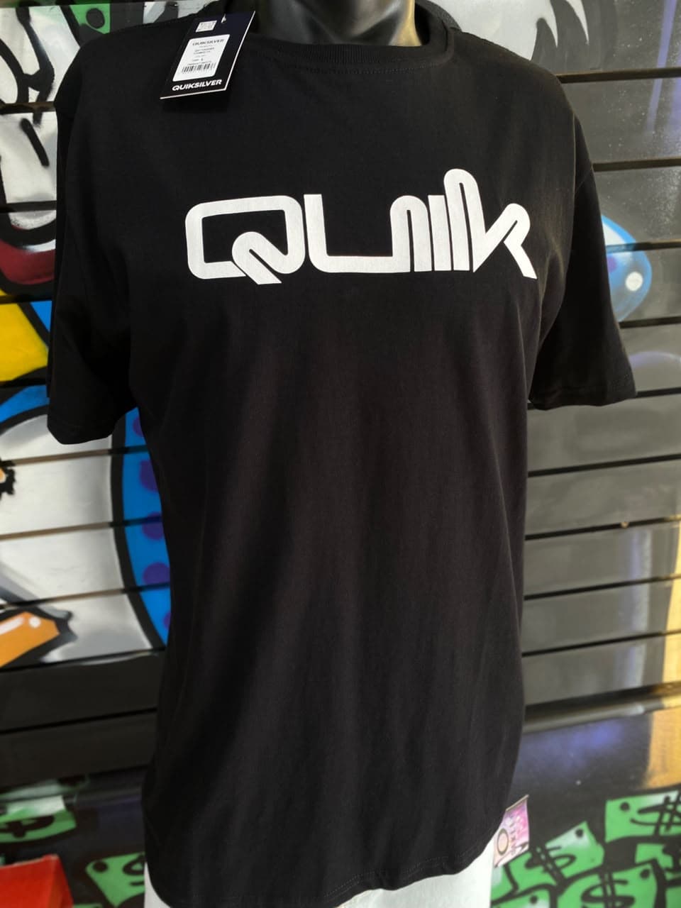 Camisa Preta com Estampa Branca Estilizada Quik