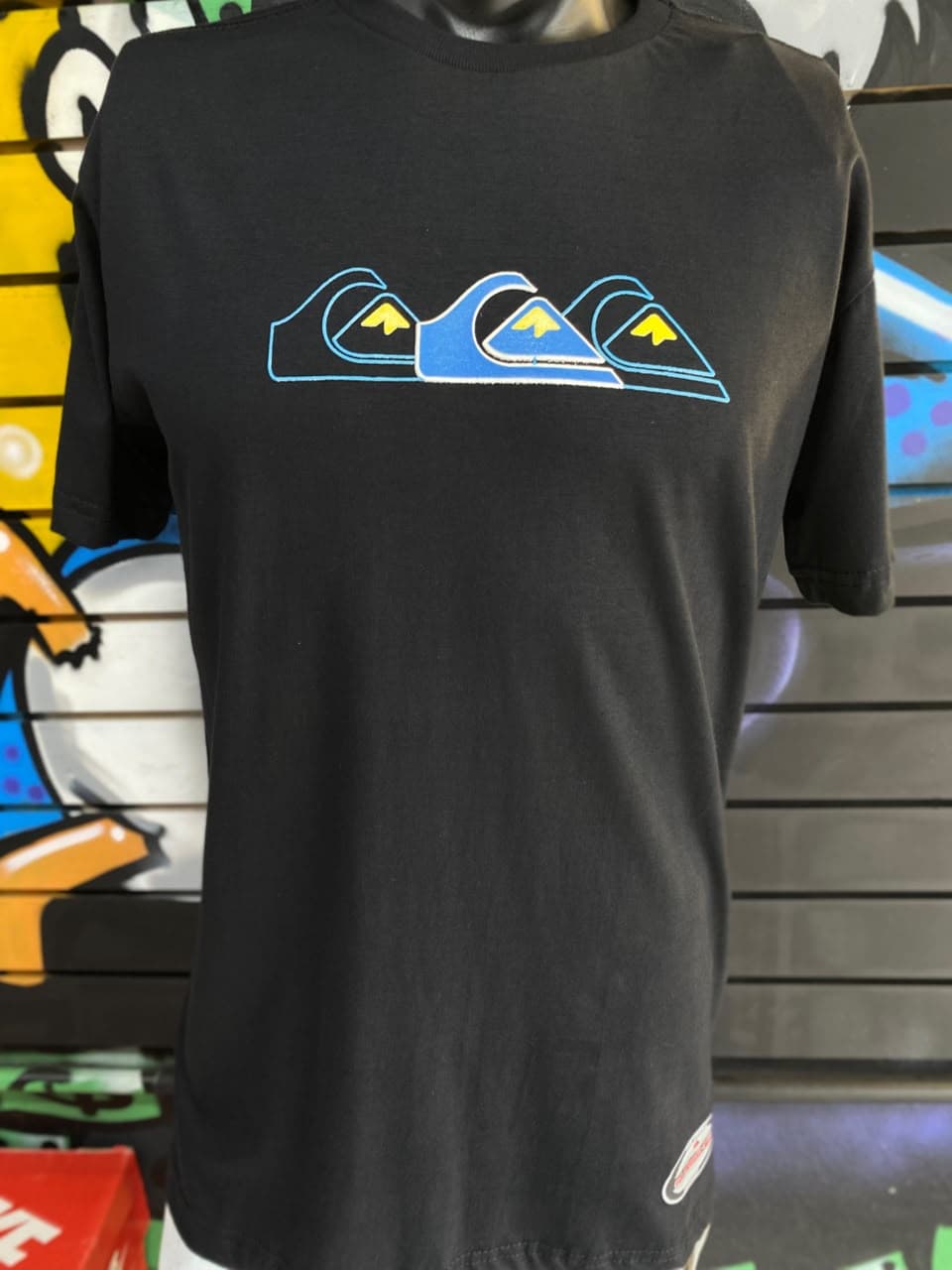 Camisa Preta com Estampa Tripla de Ondas Azuis e Amarelas