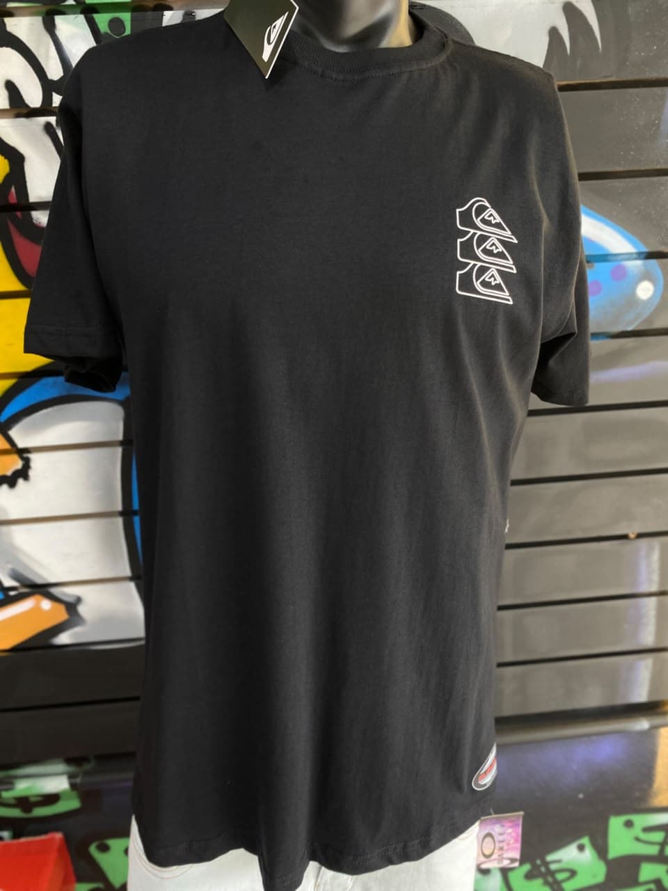 Camisa Preta com Estampa Vertical Três Logos Brancos no Peito