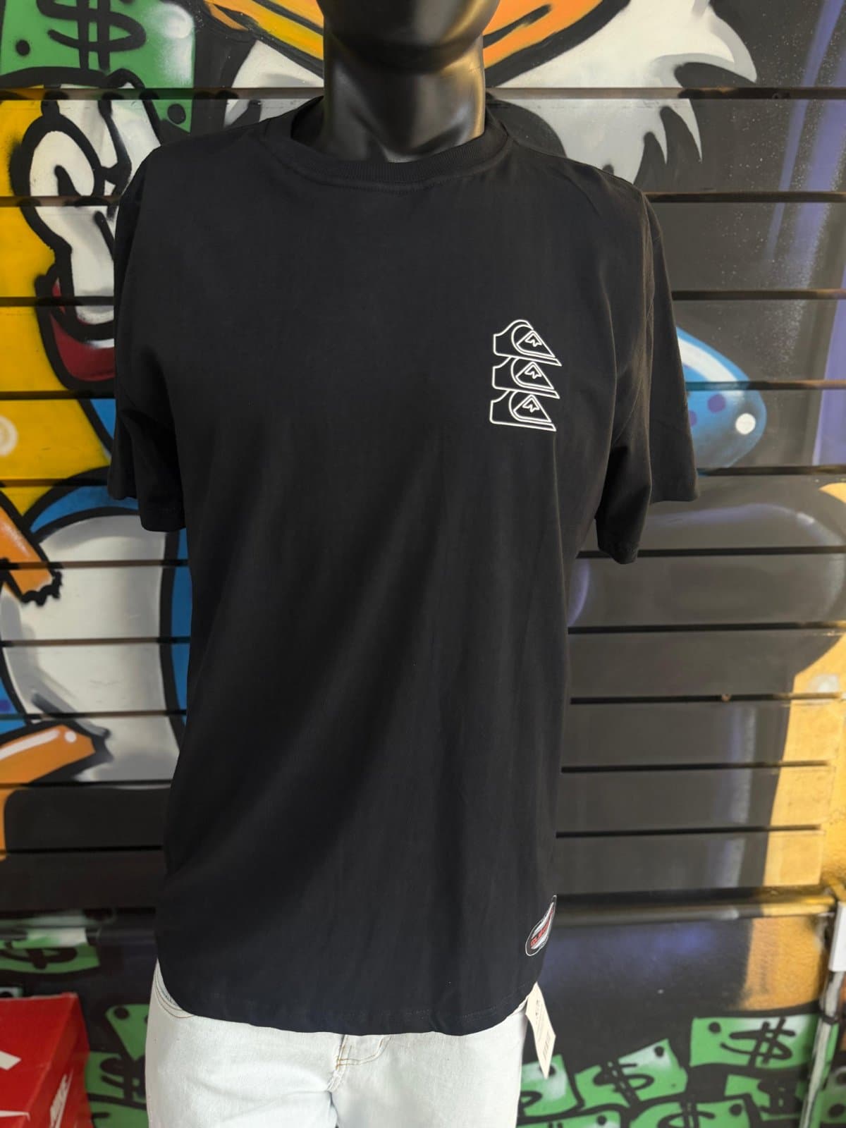 Camisa Preta com Estampa Vertical Tripla de Logos no Peito
