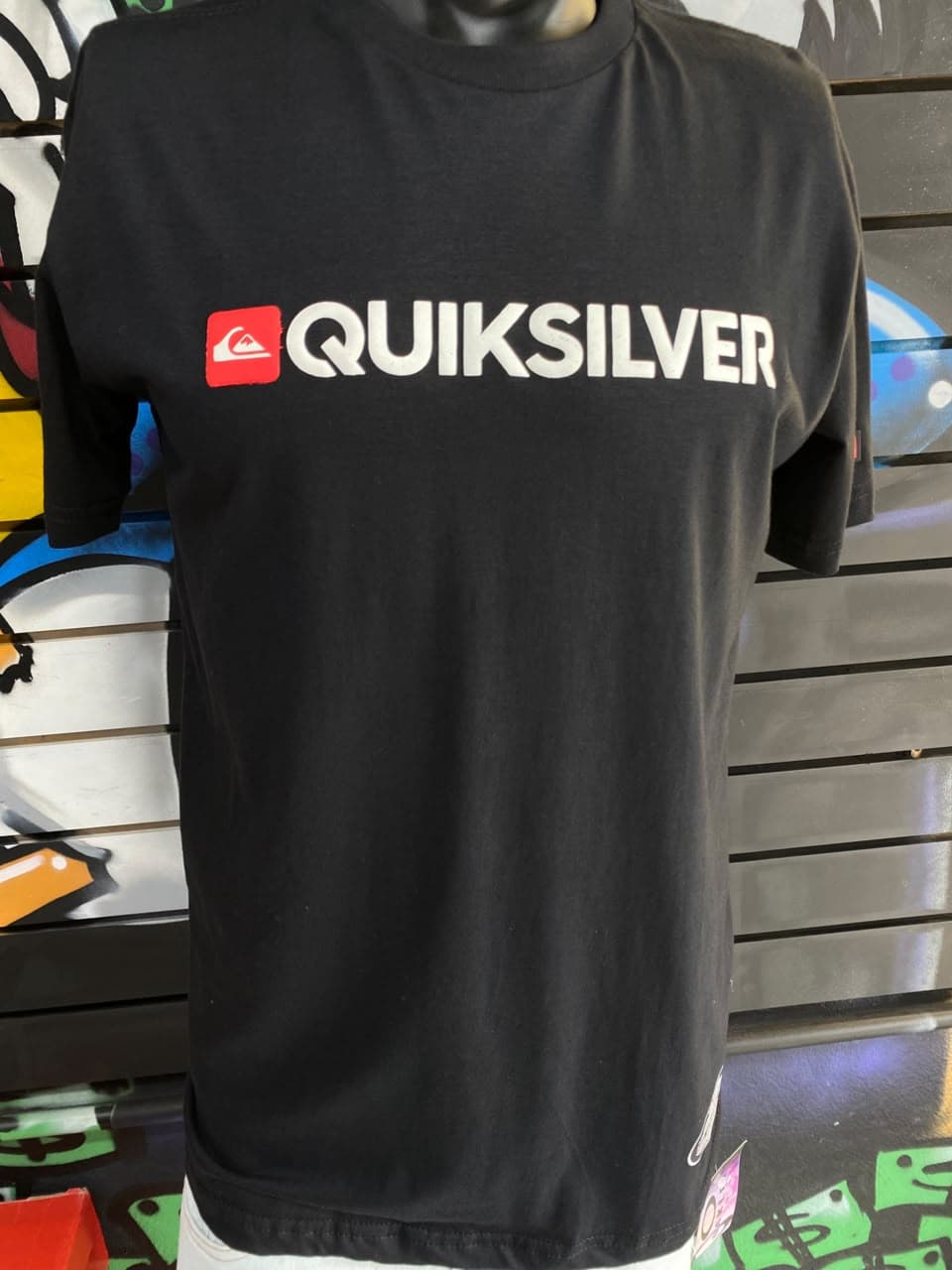 Camisa Preta com Logo Retangular Vermelho e Escrita Branca Quiksilver