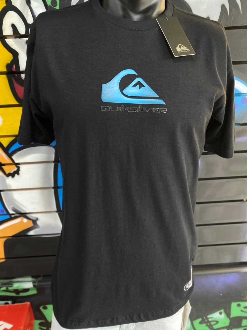 Camisa Preta com Logotipo Azul Degradê Quiksilver