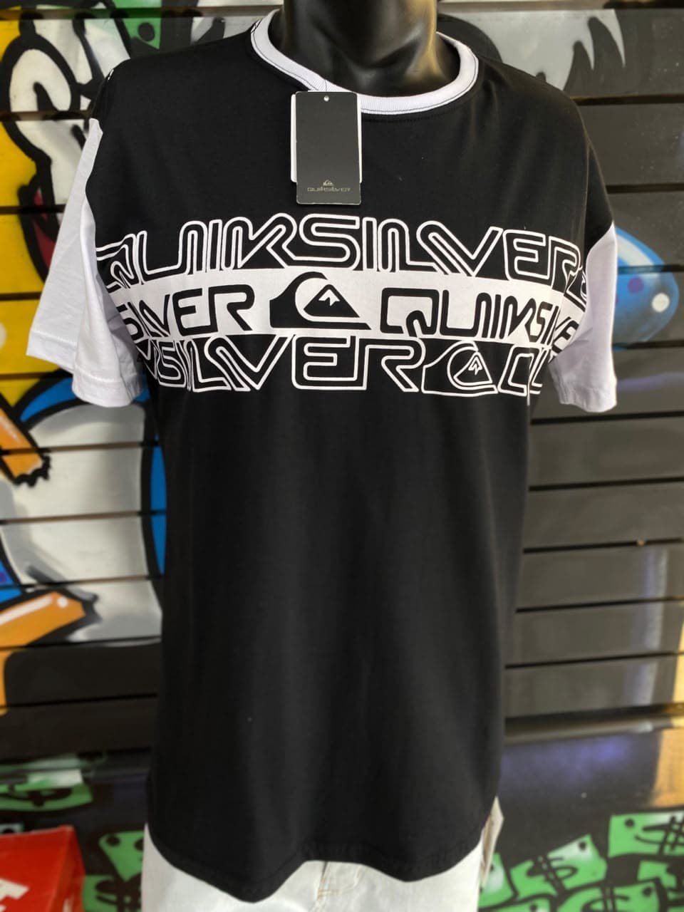 Camisa Preta com Mangas Brancas e Estampa de Logo em Faixa Quiksilver