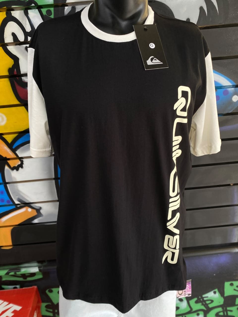 Camisa Preta com Mangas Brancas e Estampa Vertical Branca Quiksilver