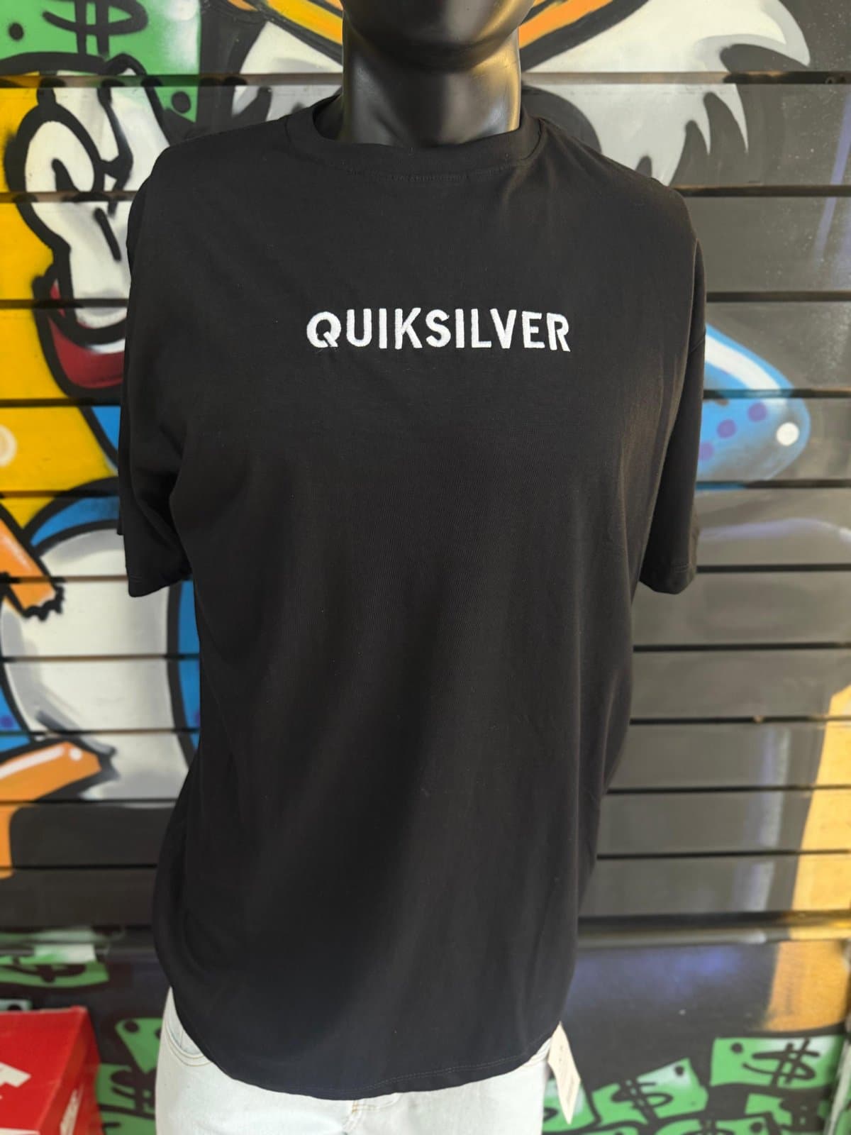 Camisa Preta com Nome Branco Escrito no Peito