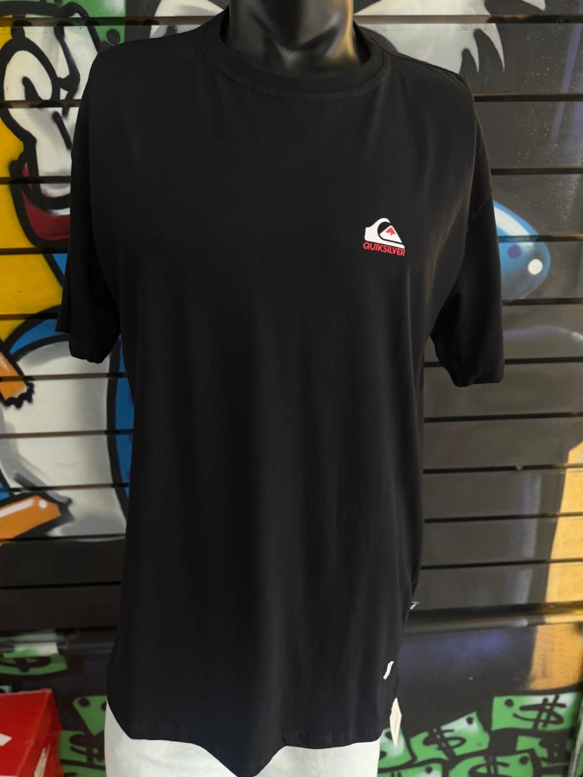 Camisa Preta com Pequeno Logotipo Branco e Vermelho no Peito