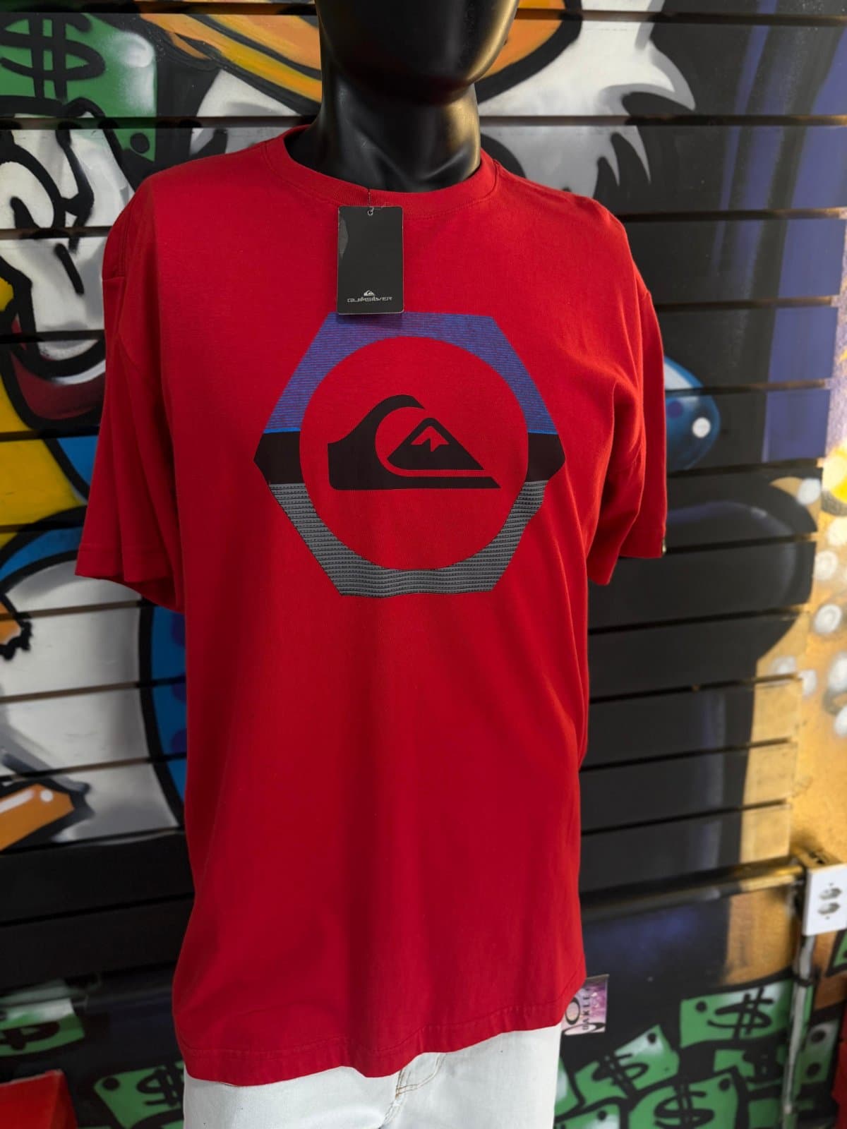 Camisa Vermelha com Estampa Geométrica Hexagonal e Logotipo Preto