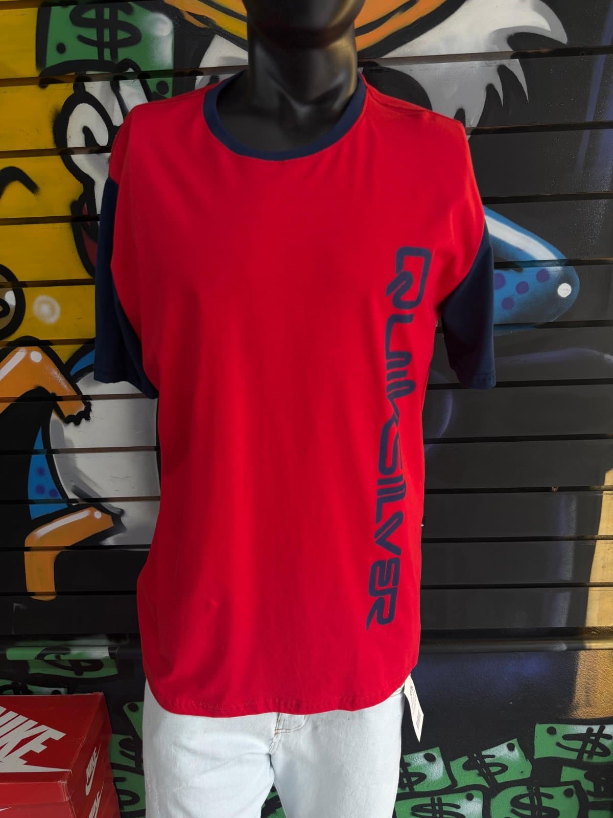 Camisa Vermelha com Mangas Escuras e Estampa Vertical Azul Quiksilver