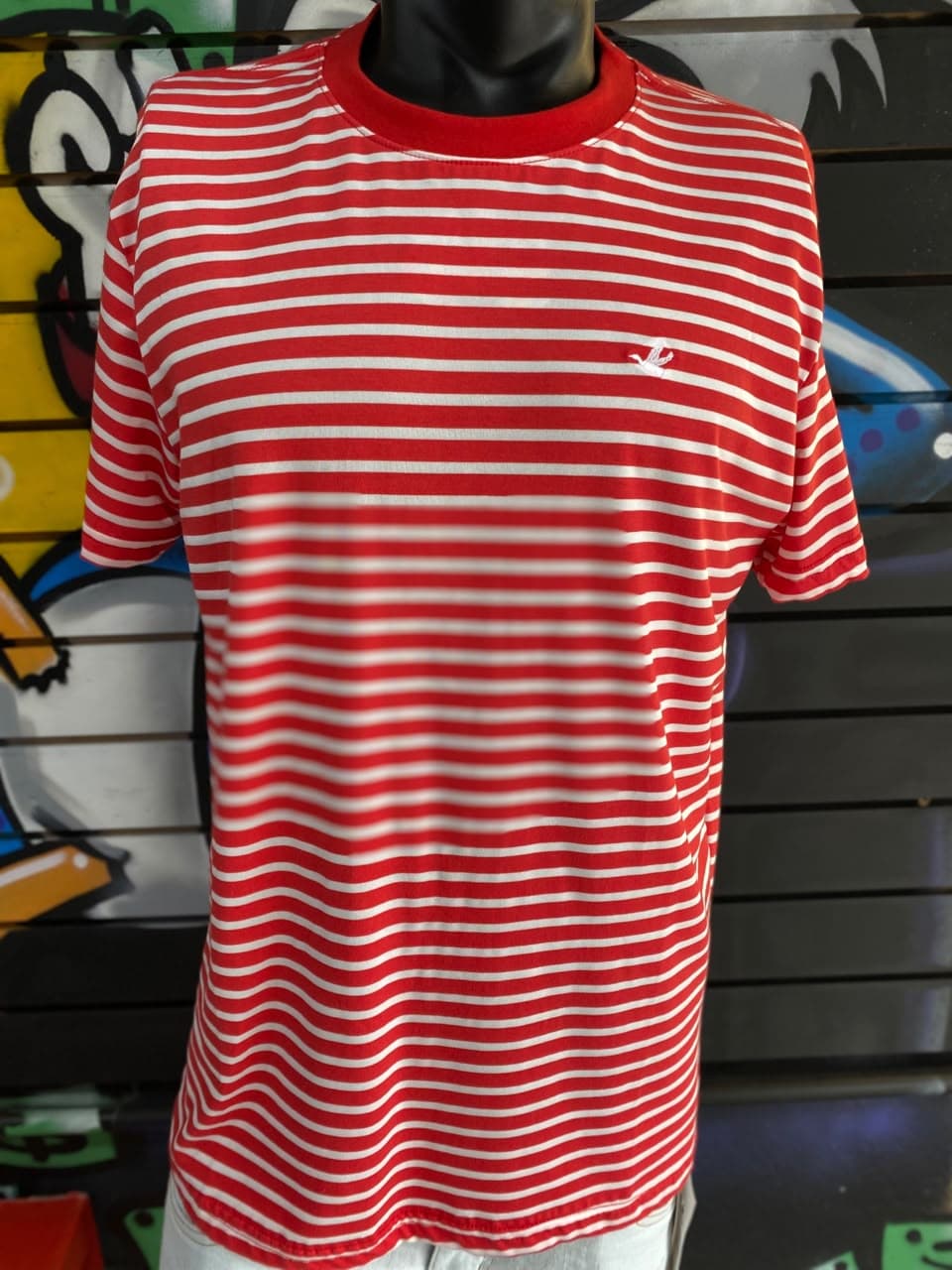 Camisa Listrada Vermelha e Branca com Logotipo Pássaro